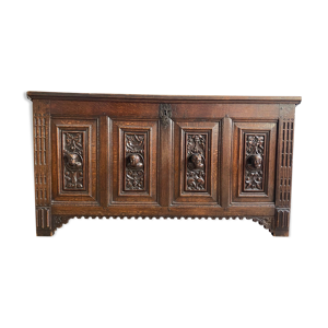 Meuble coffre en chêne sculpté