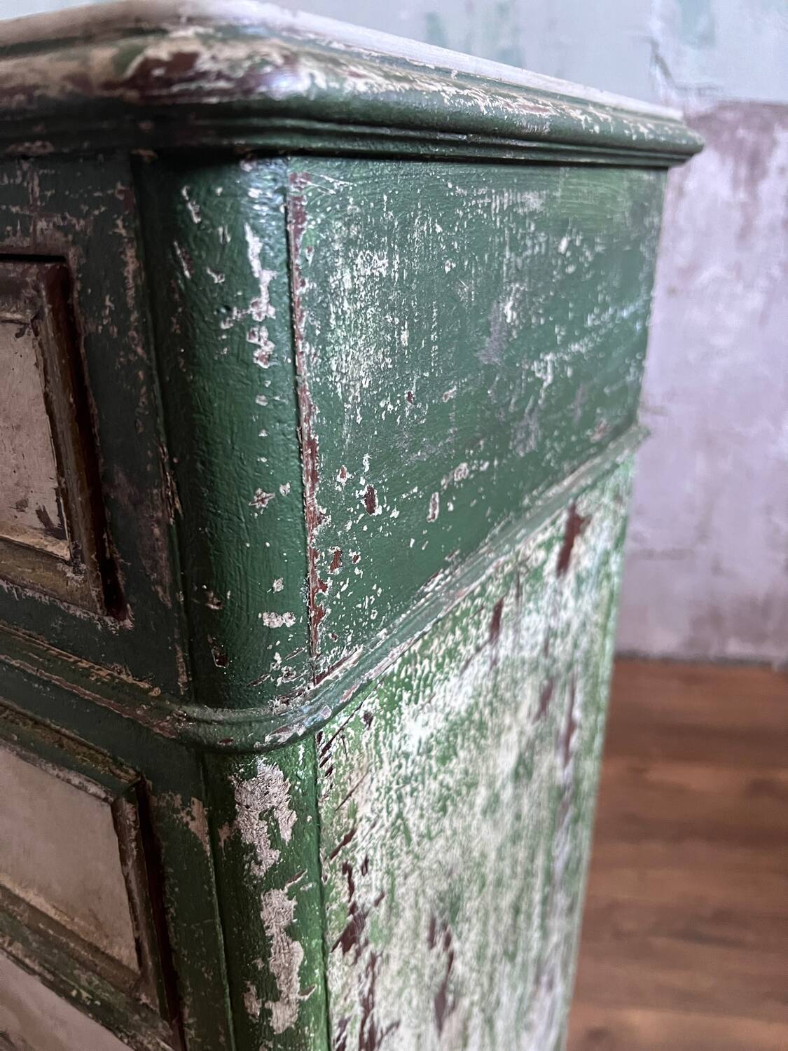 Chiffonnier ancien en bois patiné vert