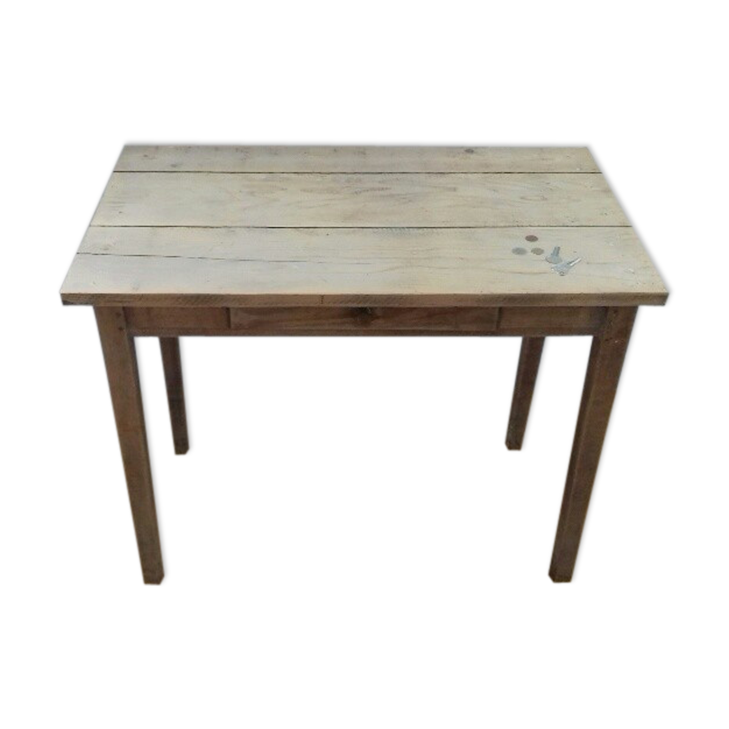 Table ancienne en bois avec inclusion de monnaies et de clés