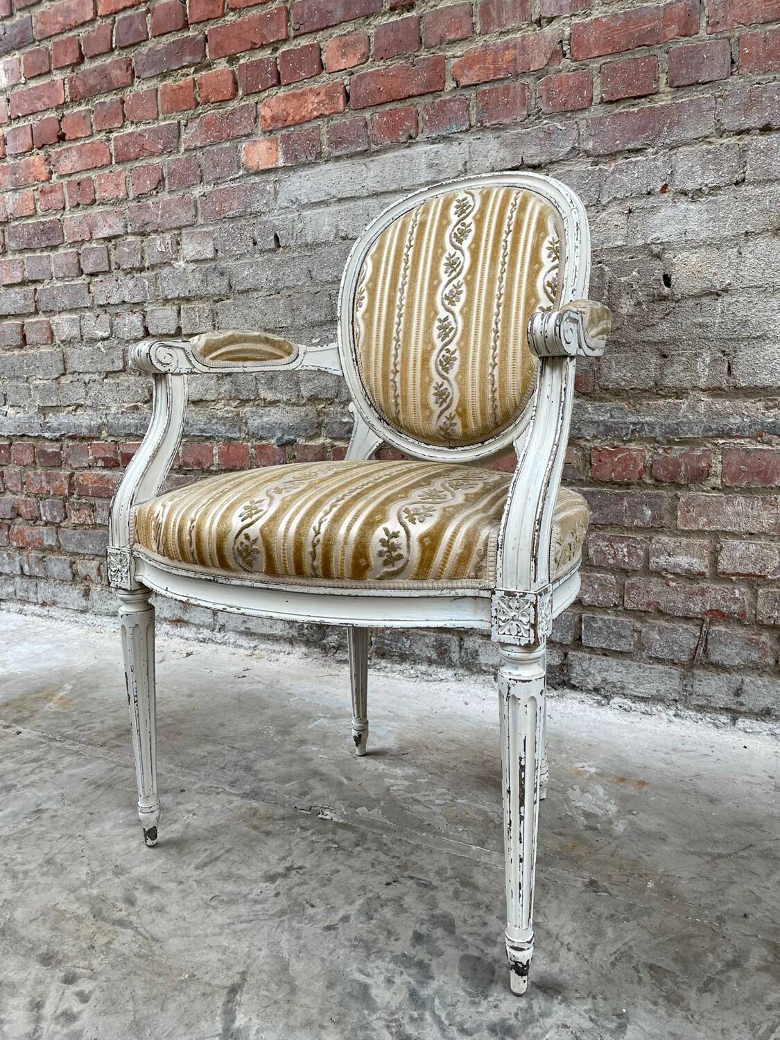 Fauteuil français de style Louis XVI avec revêtement