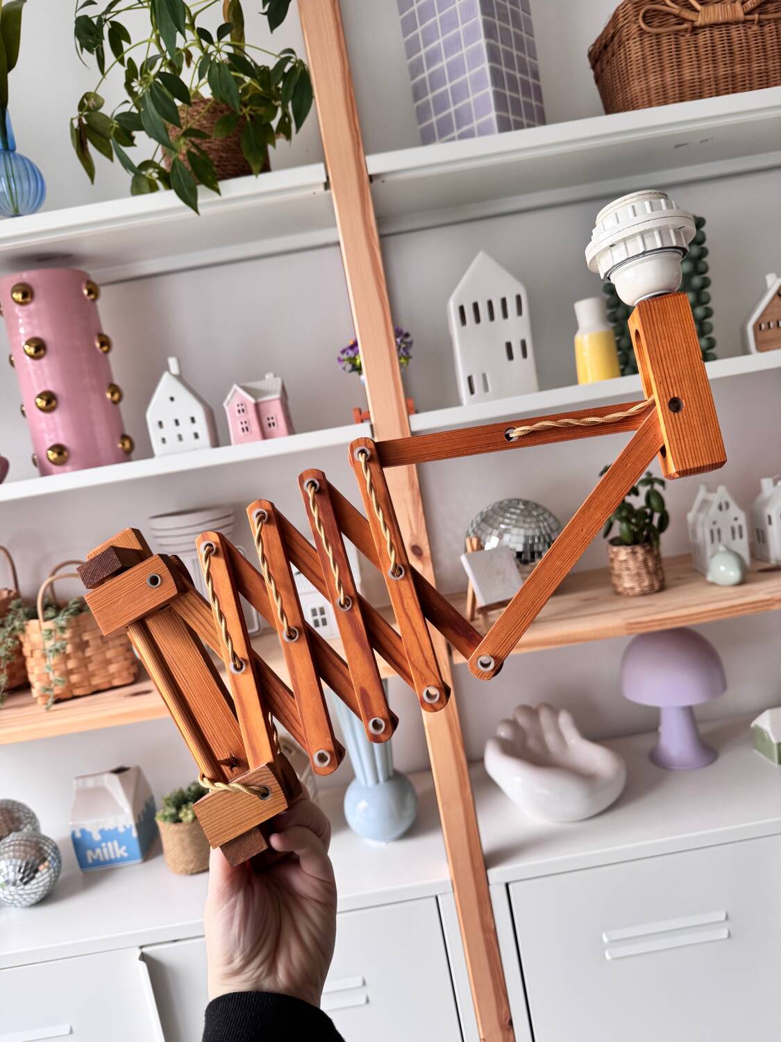 Extendable wooden wall lamp