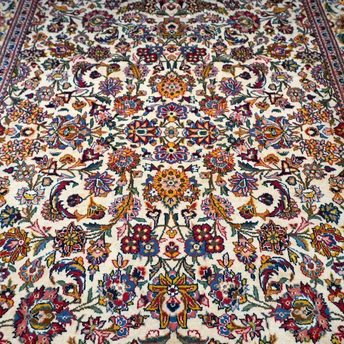 Tapis persan keshan milieux XXeme siècle 137x210cm