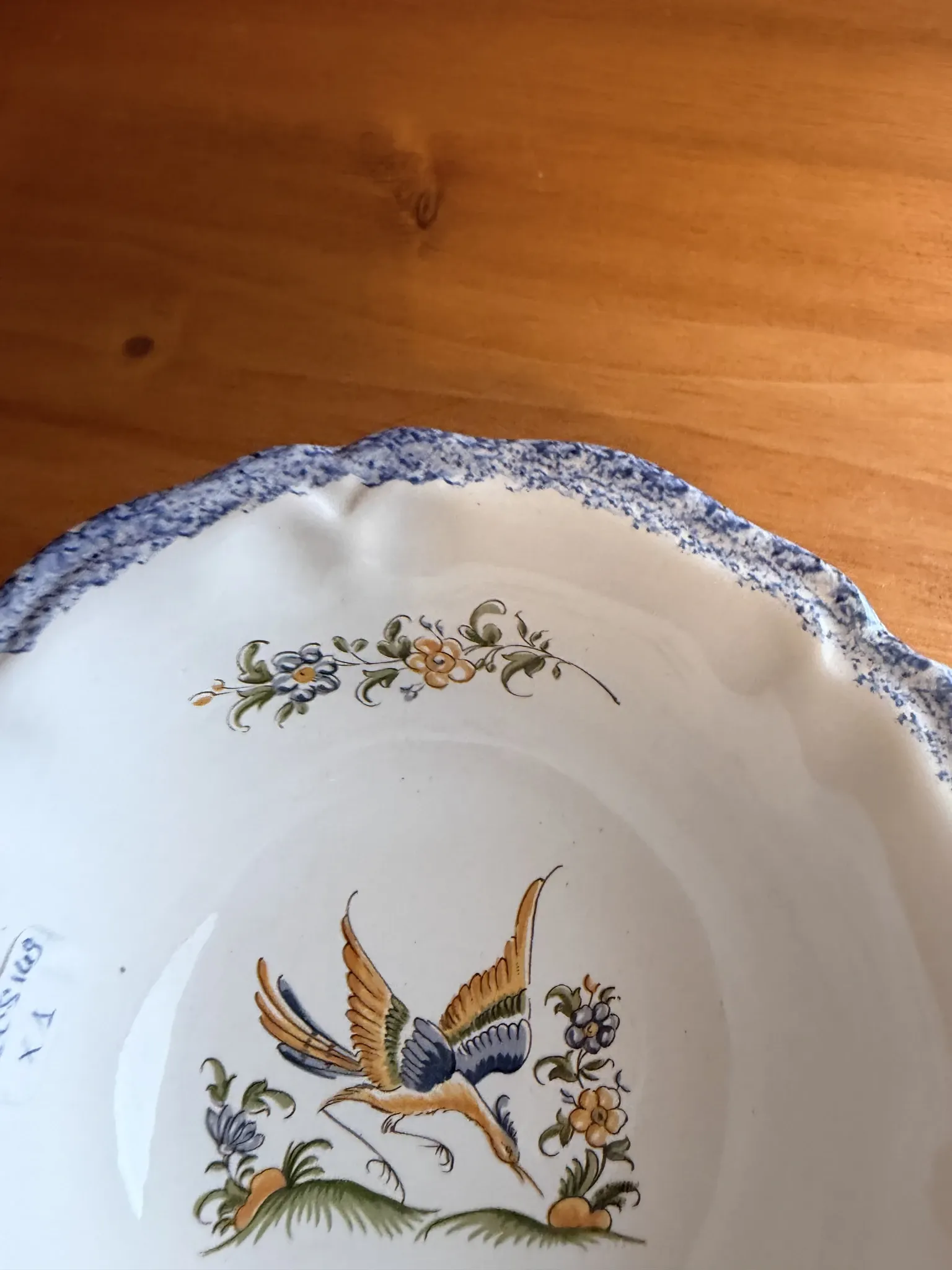Empty pocket bowl from the French pottery, model Moustier 2008149.