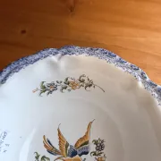 Empty pocket bowl from the French pottery, model Moustier 2008149.