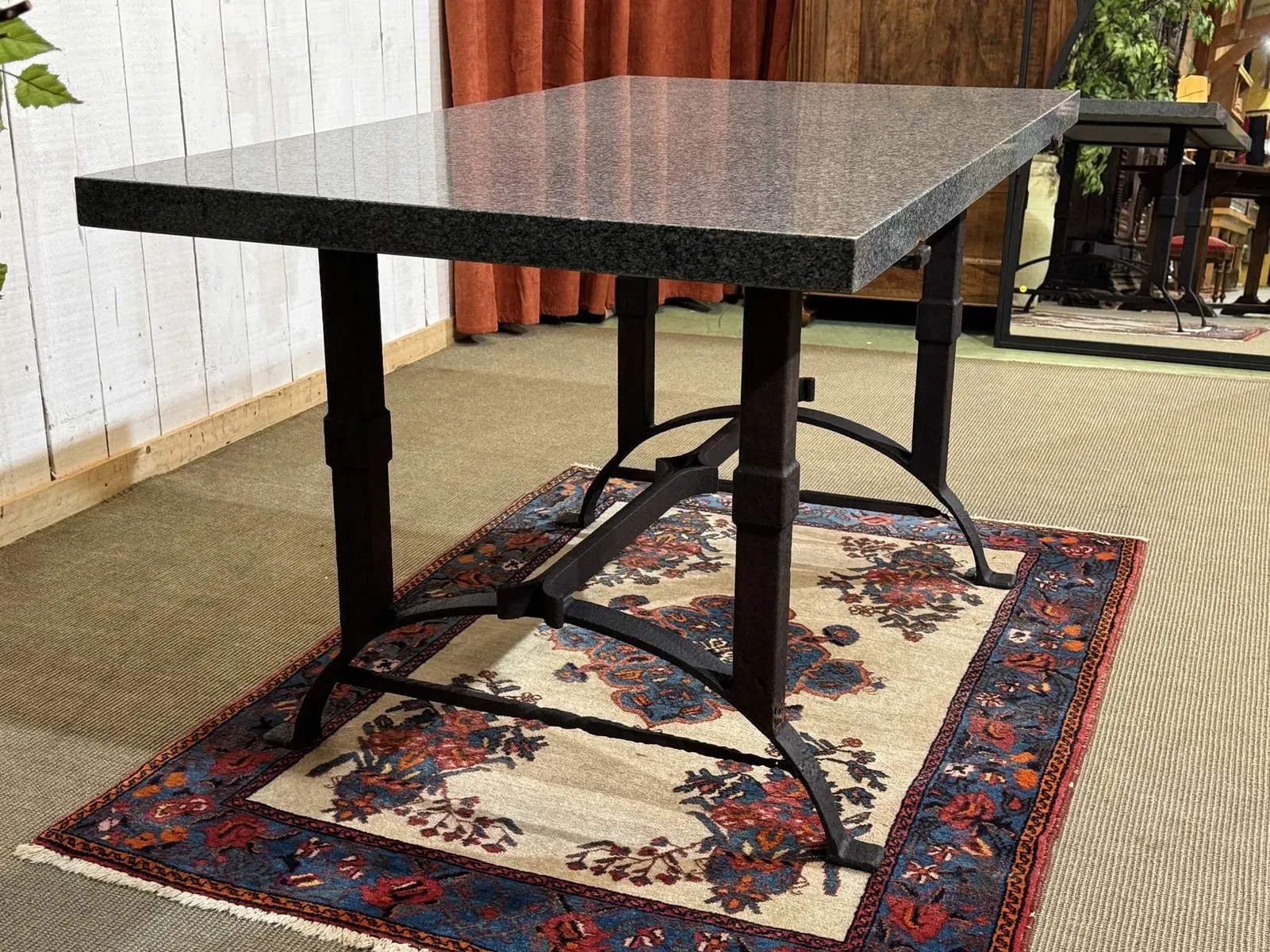 Table en marbre et piétement fonte
