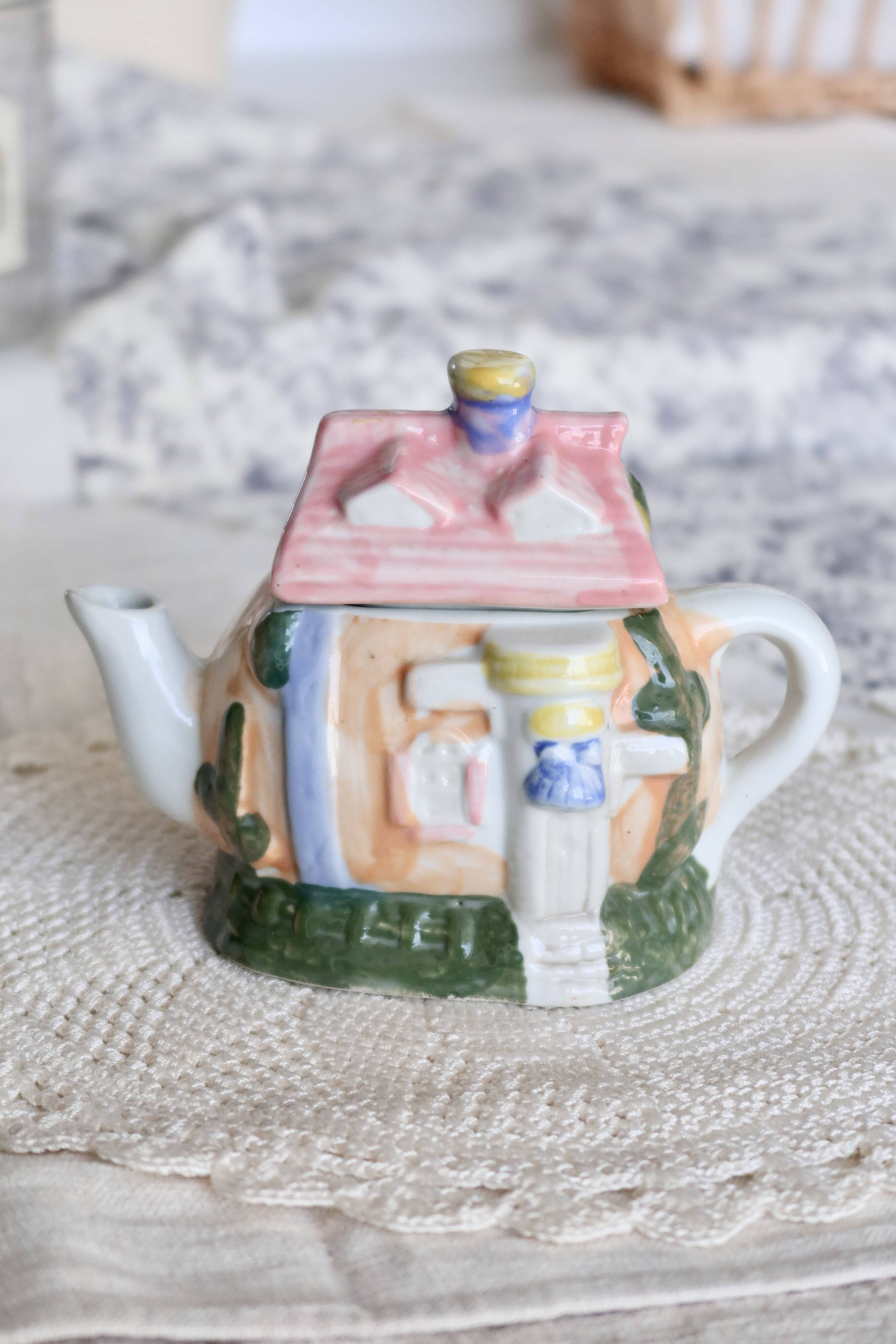 Vintage House-Shaped Slush Teapot - Pastel Colors