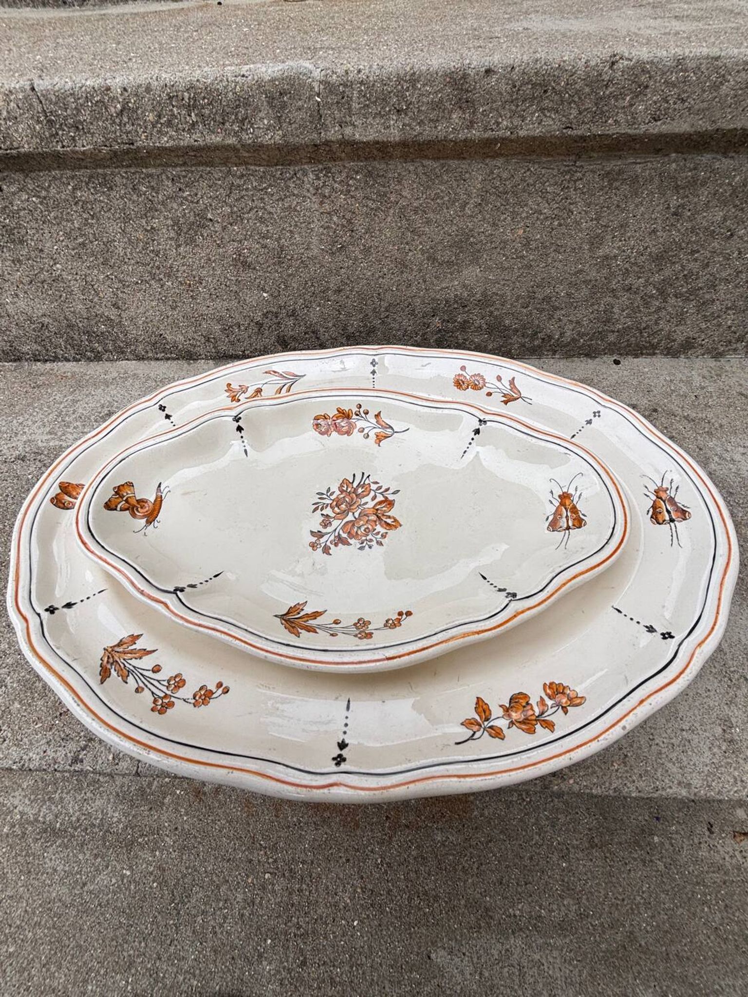 Duo of old plates Condé Longchamp – Terre de Fer, floral decoration & in