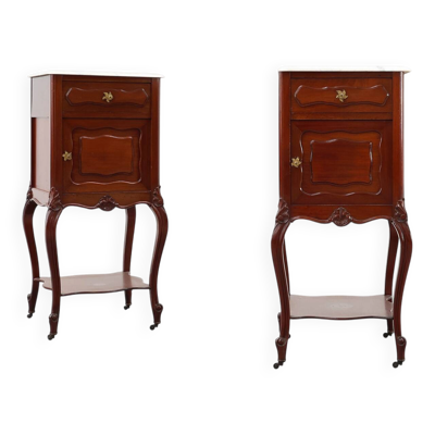Paire de tables de nuit en noyer de style Louis XV avec des plateaux en marbre de Carrare, France