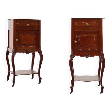 Paire de tables de nuit en noyer de style Louis XV avec des plateaux en marbre de Carrare, France