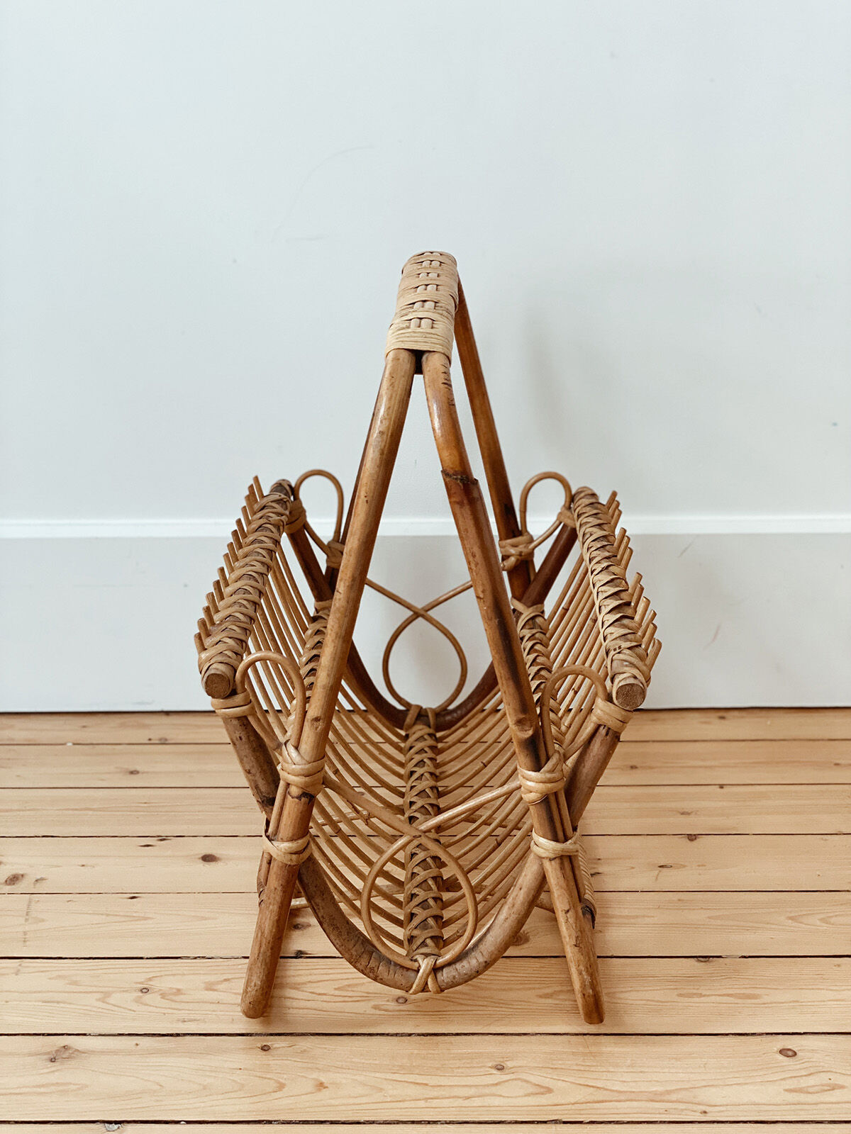 Porte revue en rotin