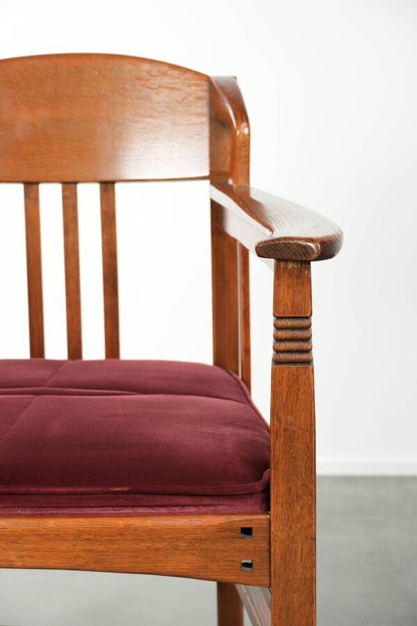 Chaise de salle à manger/chaise d'appoint au design Art Nouveau avec un revêtement en tissu rouge.