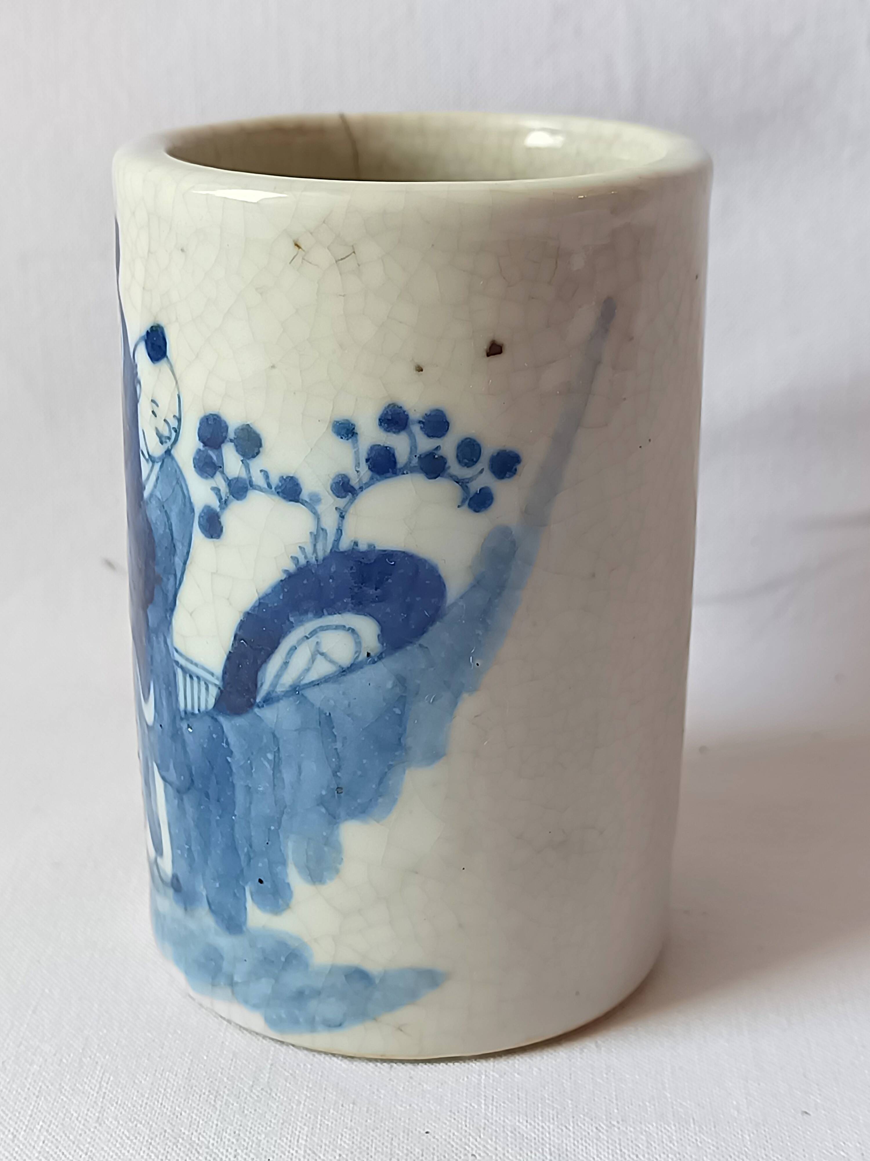 Antique cylindrical Bitong vase, cracked blue and white ceramic, China, late 19th century.