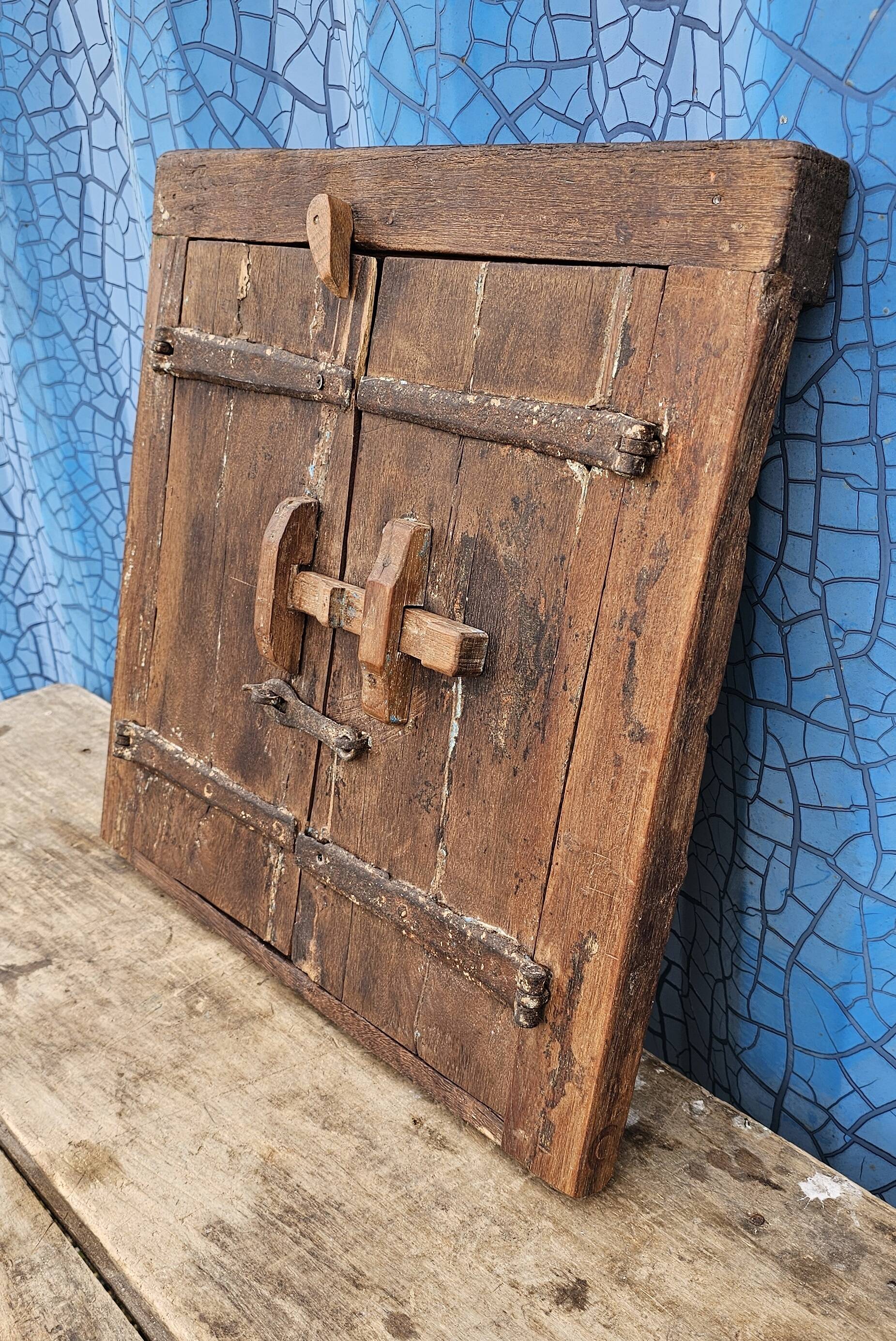 Ancienne fenêtre tribale en bois