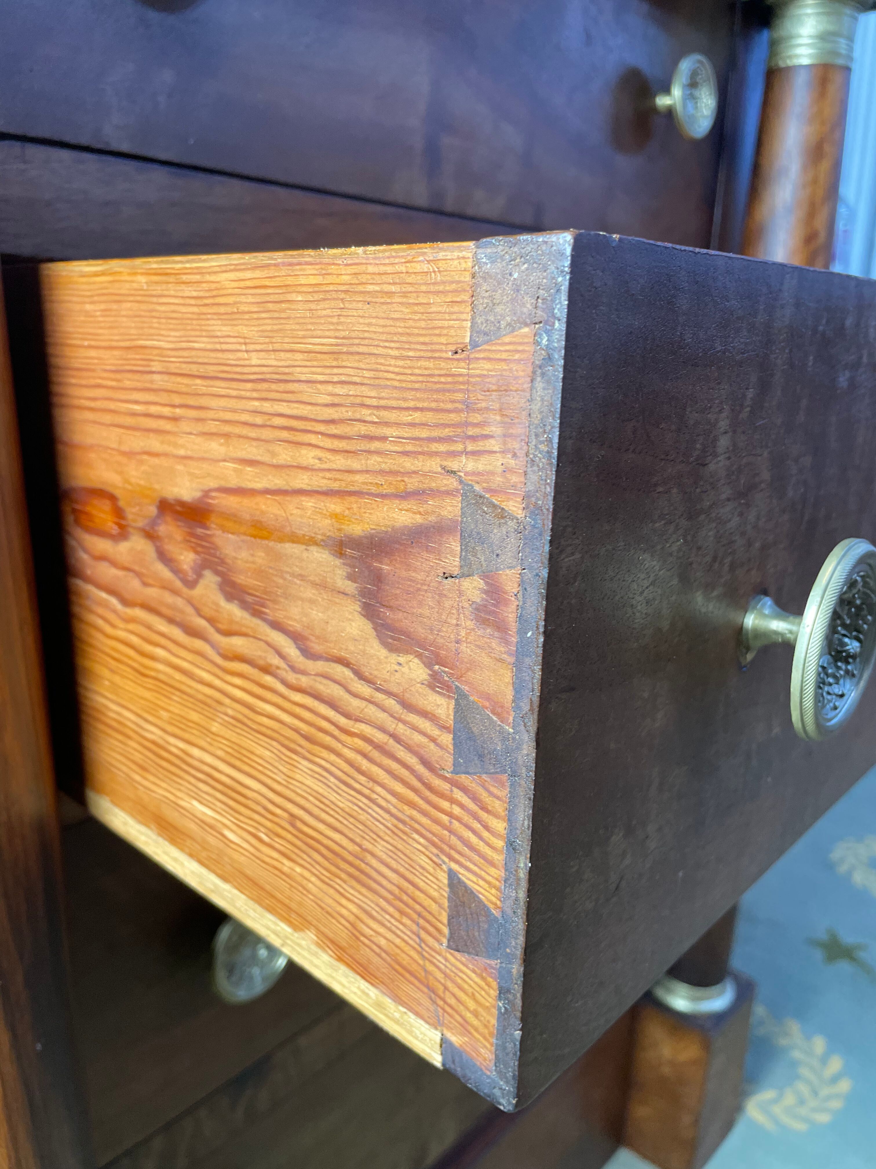 Chiffonnier époque Empire en noyer