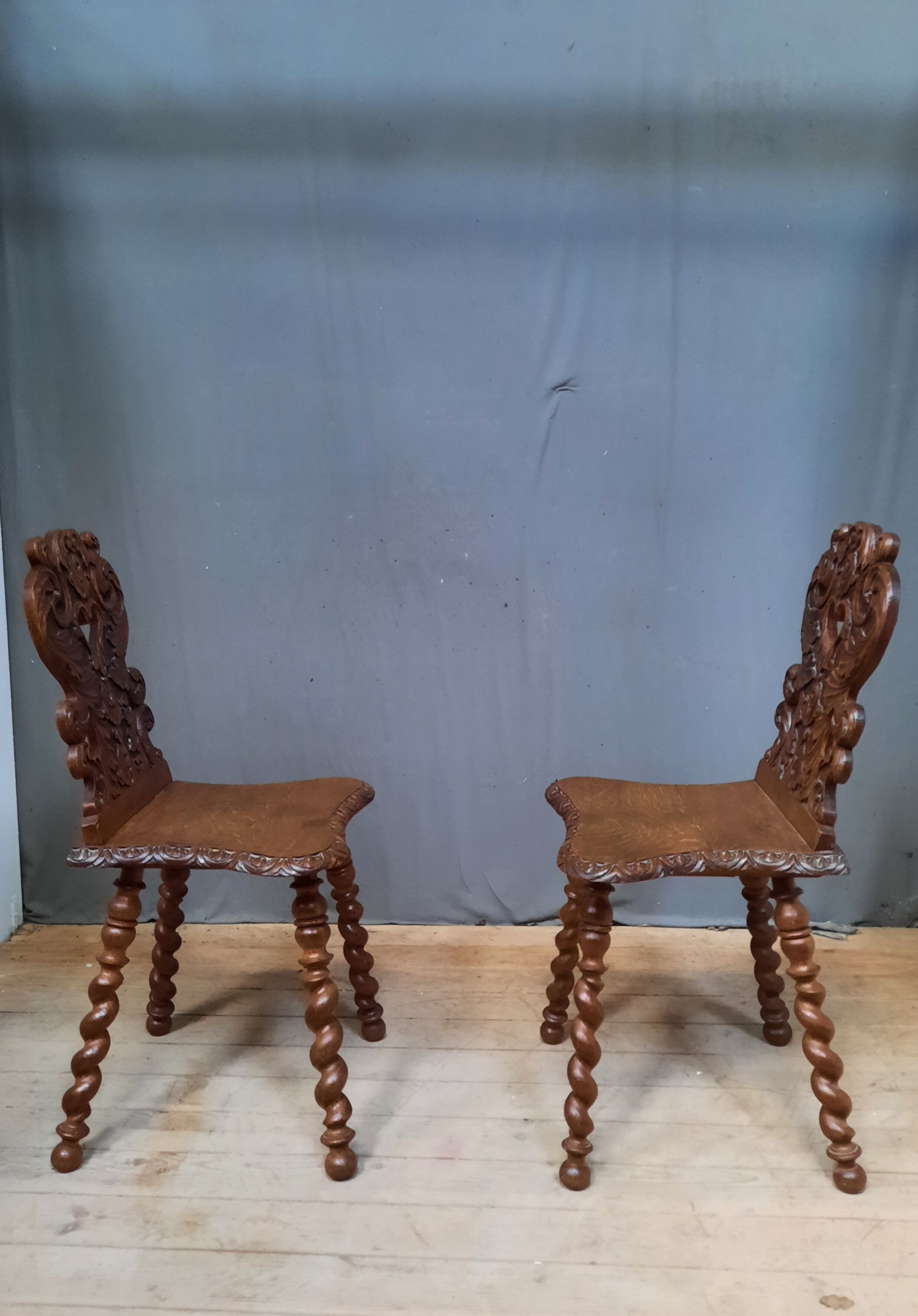 Pair of escabelle chair