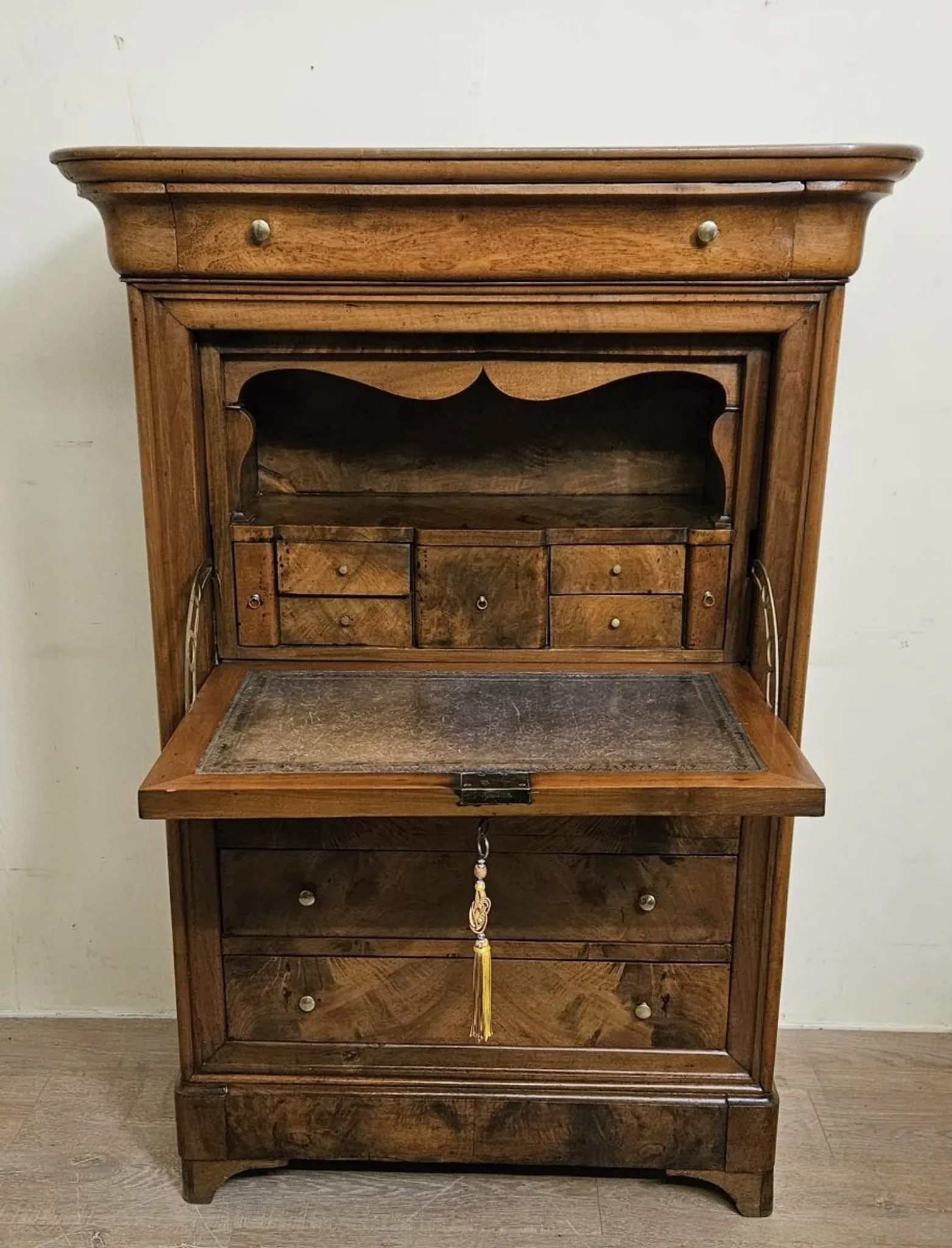 Secretary from the Louis Philippe era – a dozen – in walnut – 19th century