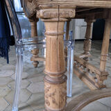 Old table in expandable oak (probably 18th century.
