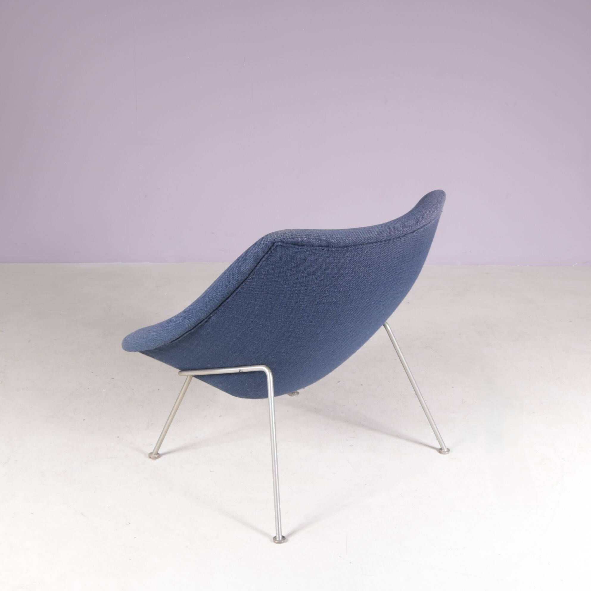 Fauteuil à huître pour femme des années 1950 sur base en chrome mat avec rembourrage bleu par
