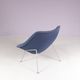 Fauteuil à huître pour femme des années 1950 sur base en chrome mat avec rembourrage bleu par