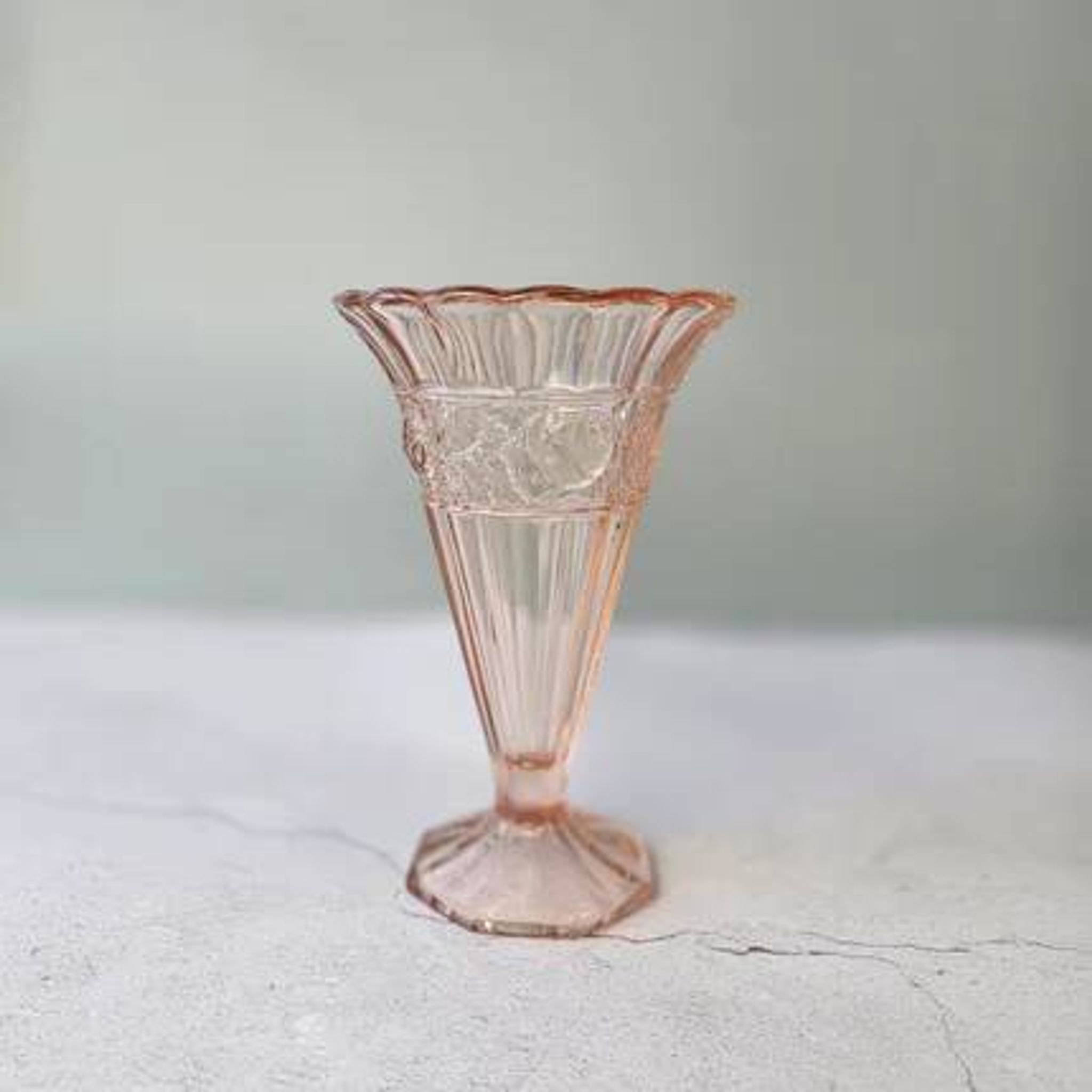 Scailmont glass vase in pressed pink glass - Art Deco Belgium