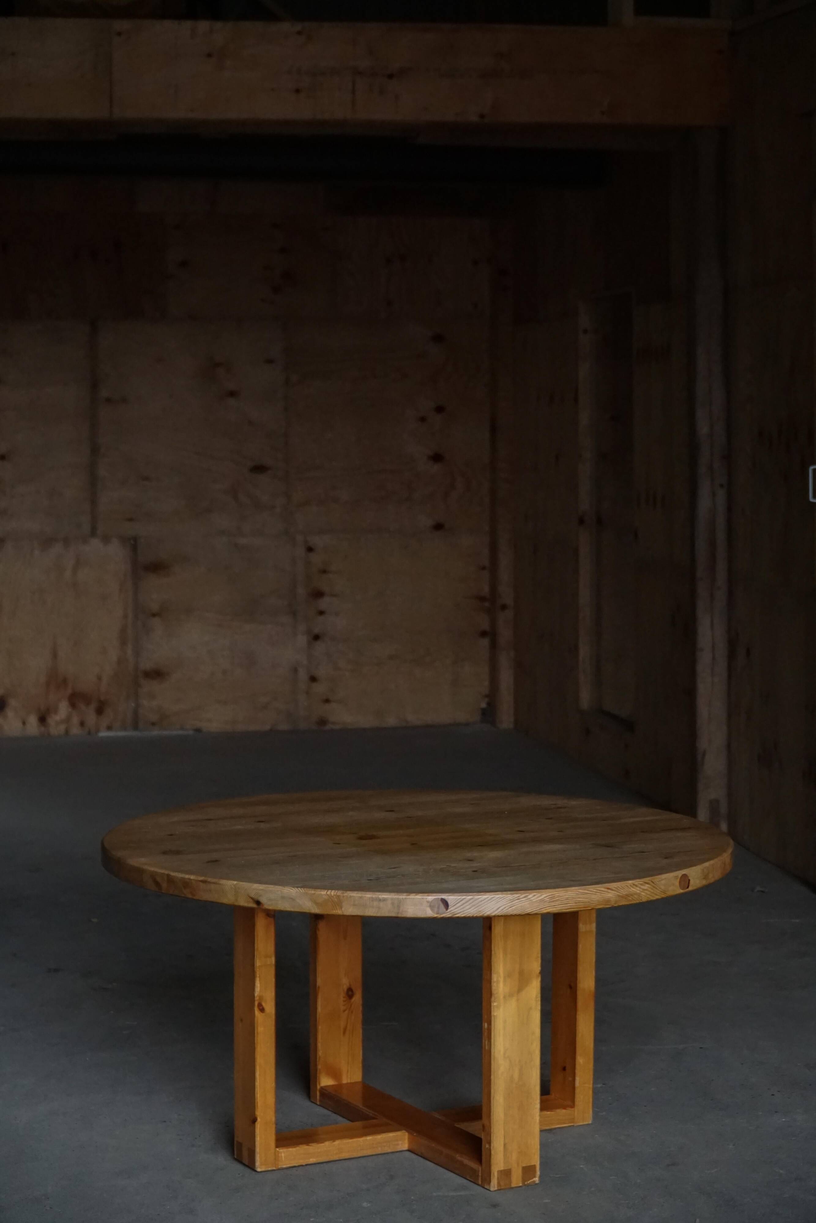 Round table in pine by Roland Wilhelmsson, mid-20th century.