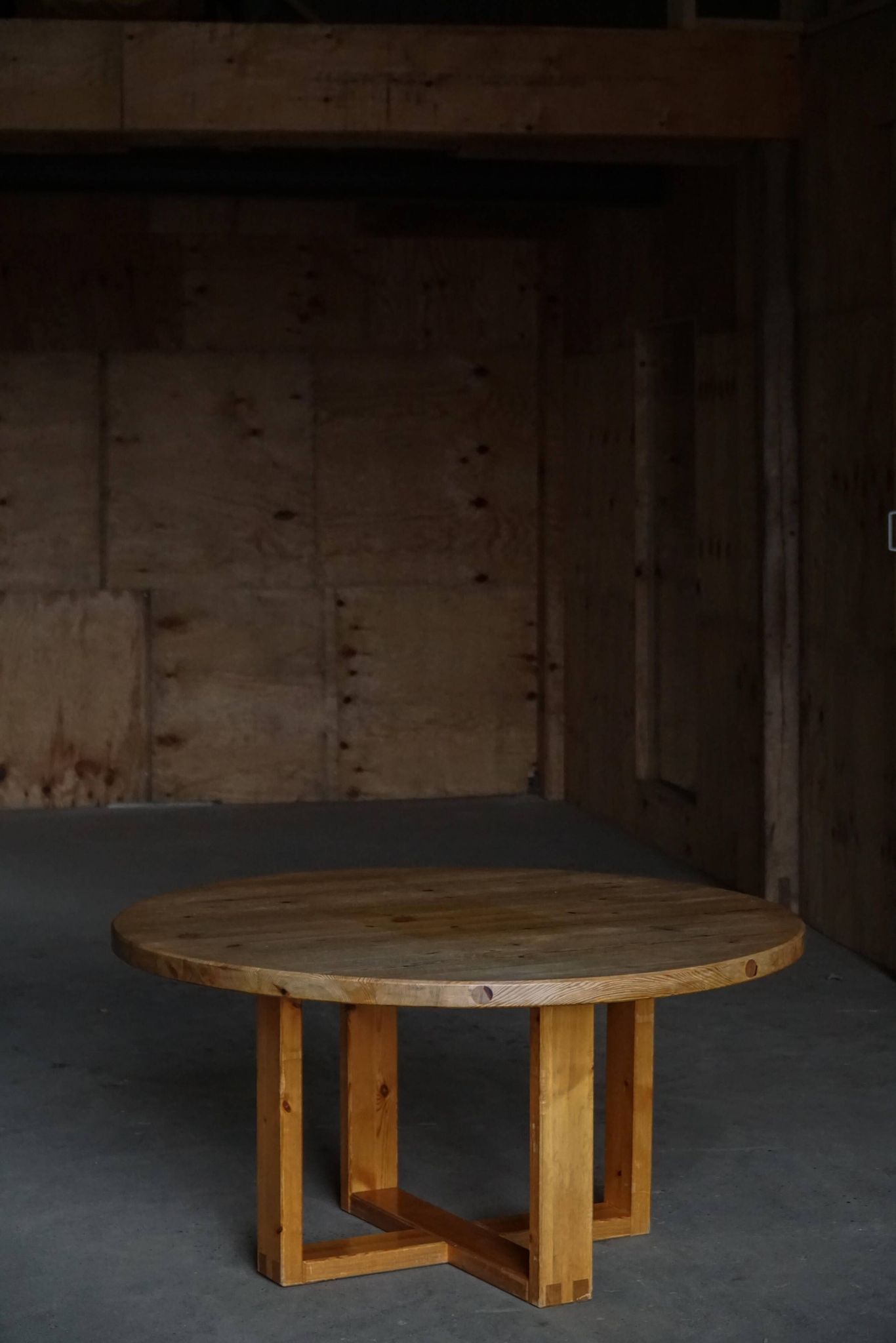 Round table in pine by Roland Wilhelmsson, mid-20th century.