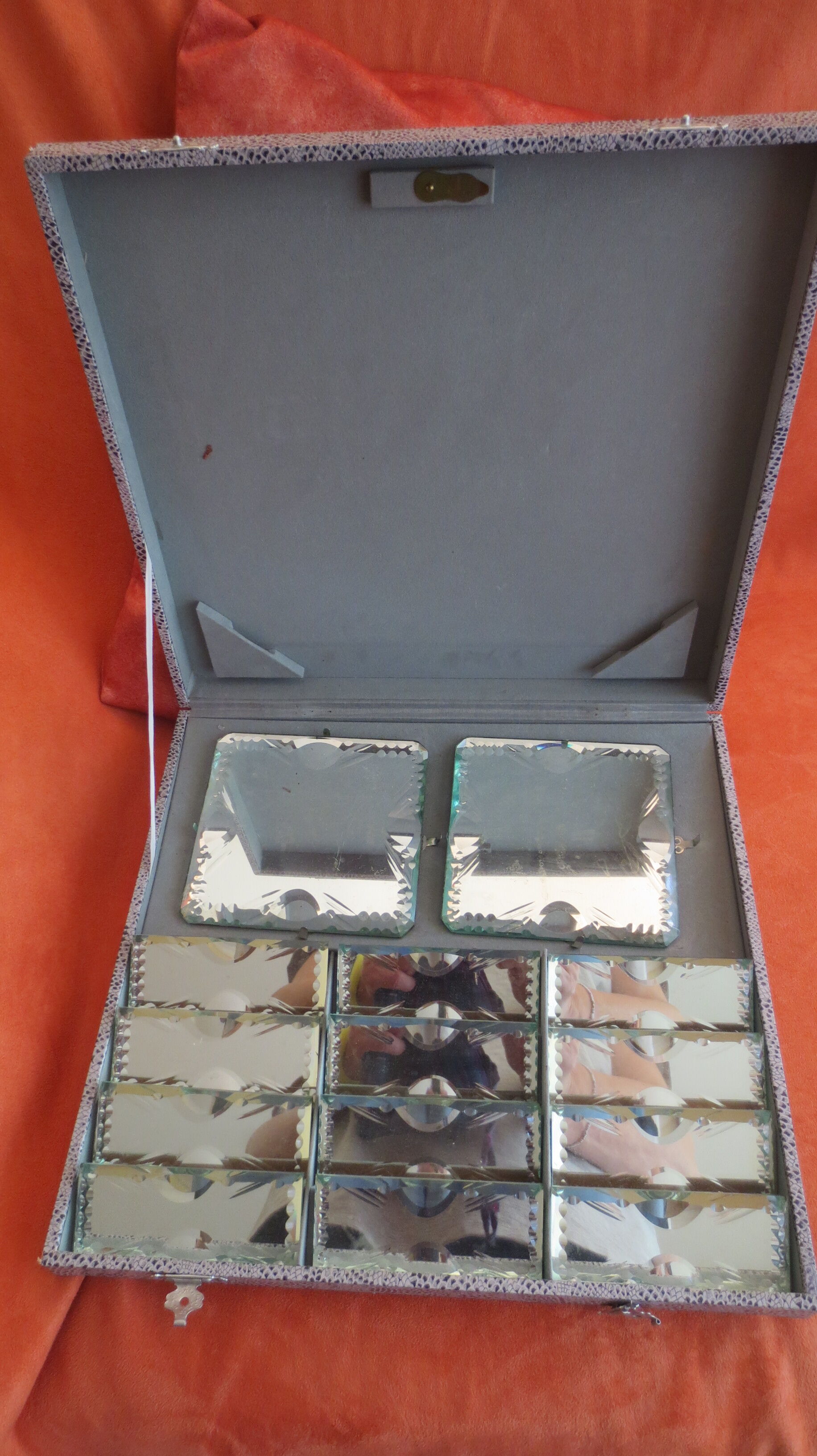 Cardboard box containing 2 bottle holders and 12 knife holders