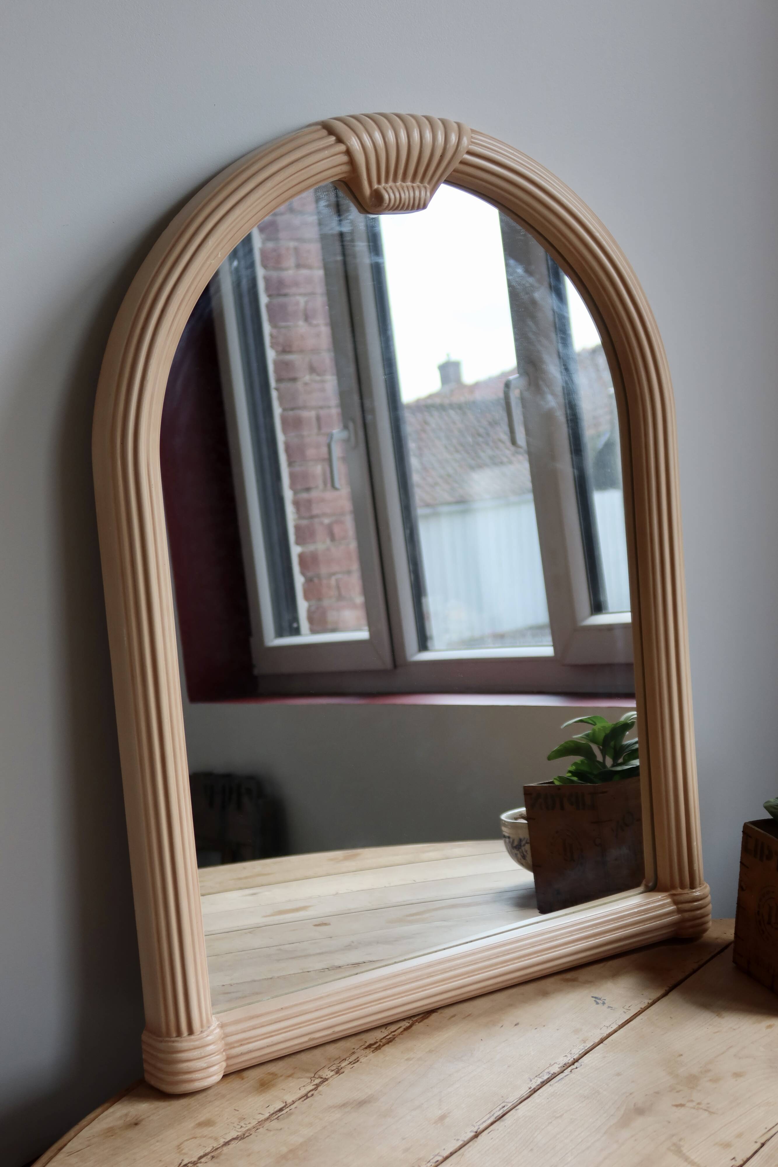 Powder pink arch wall mirror - Art Deco style - Moulded frame