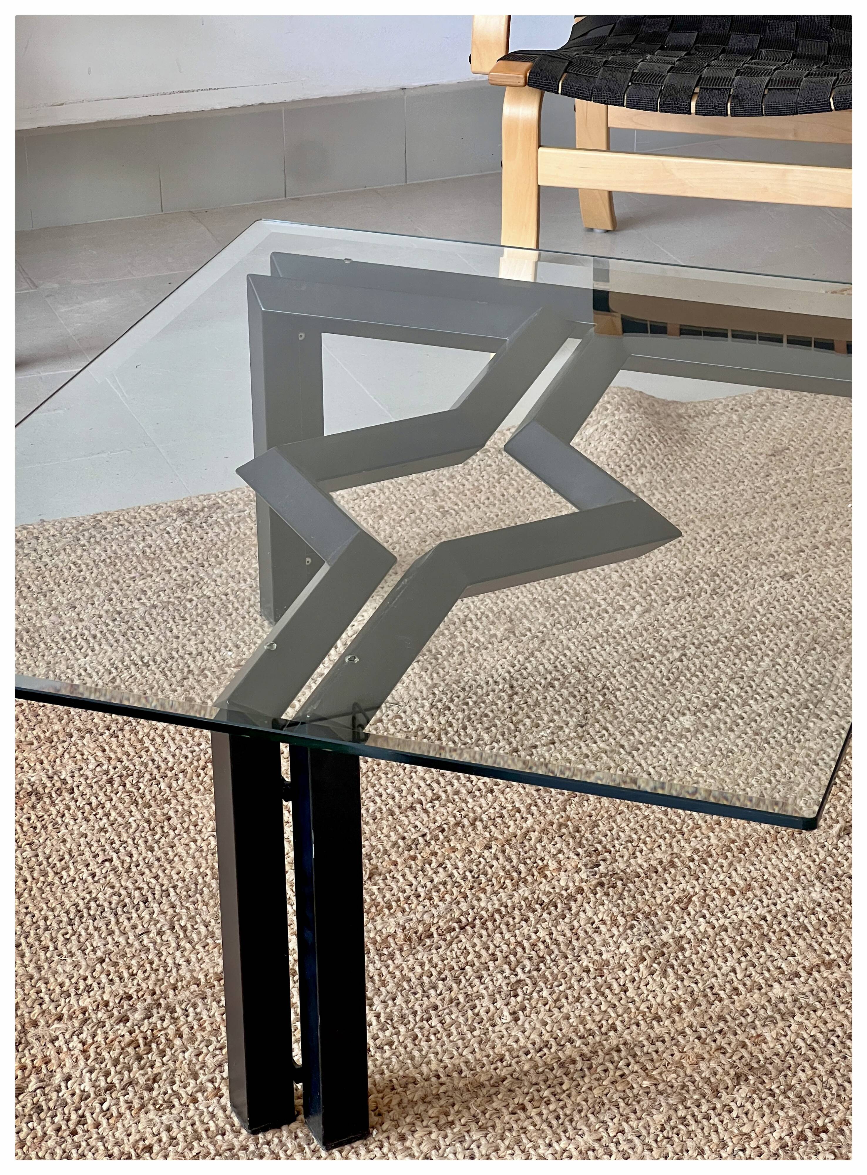 Table de salon postmoderne, structure en métal noir et en verre, années 80.