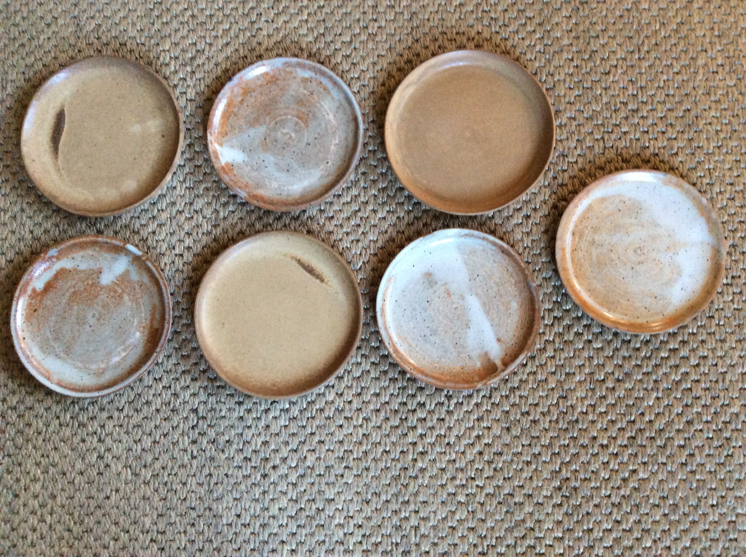 Set de 7 assiettes en grès