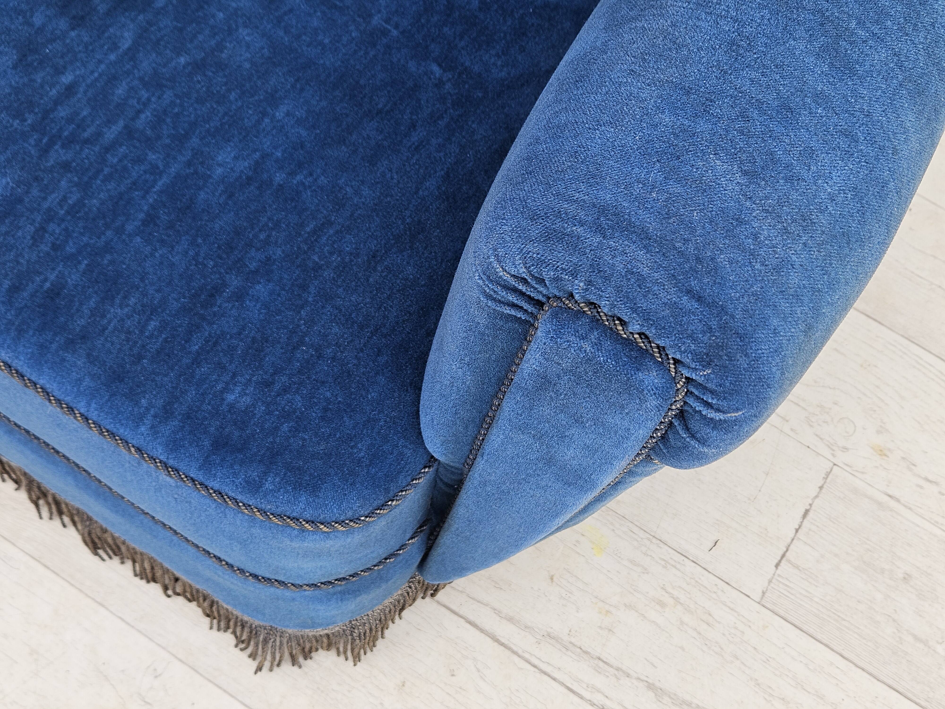 Années 1960, fauteuil relax danois à dossier haut, état d'origine, meuble en velours bleu.