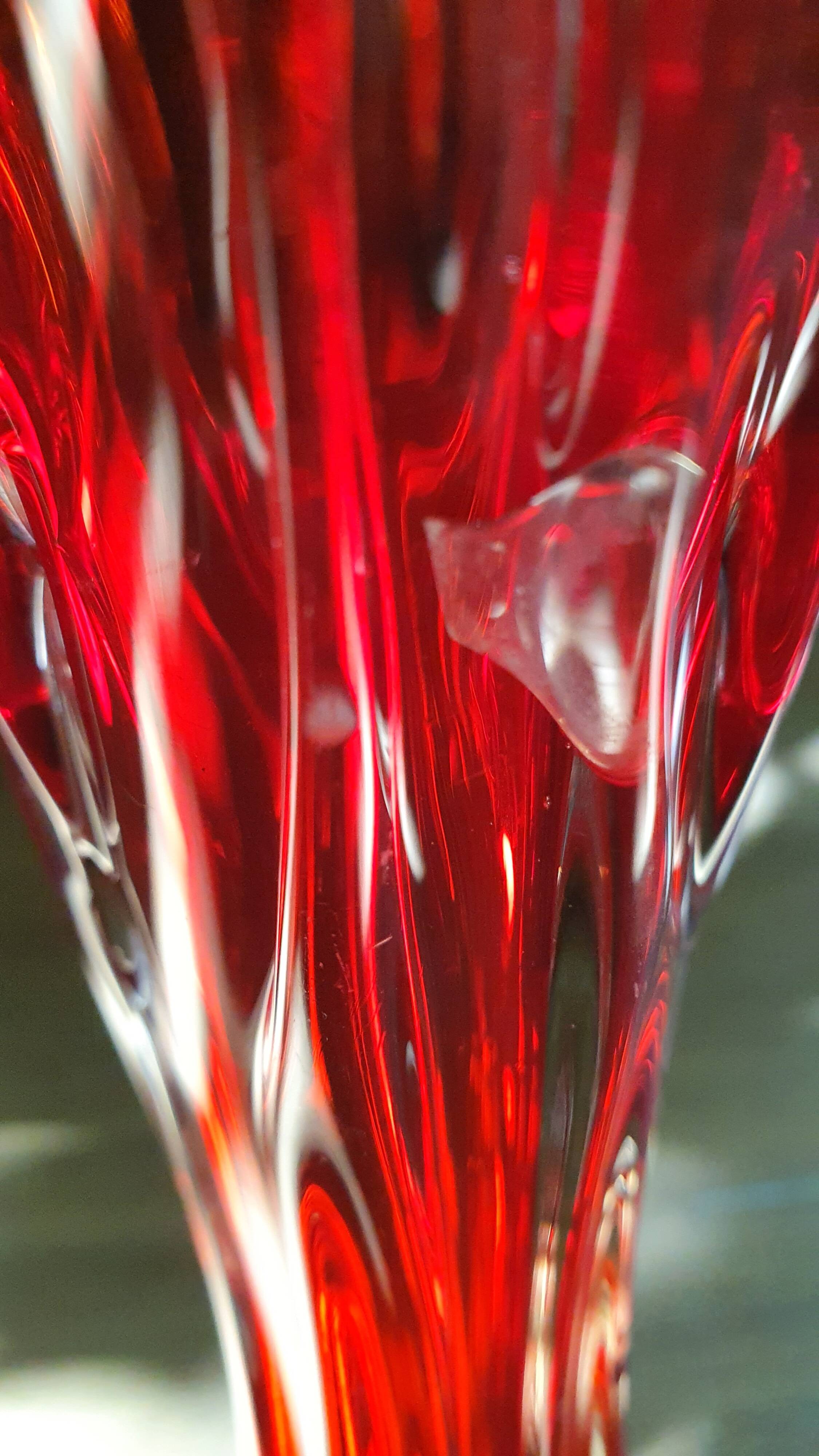Trilobe vase in transparent Murano glass and vintage magenta