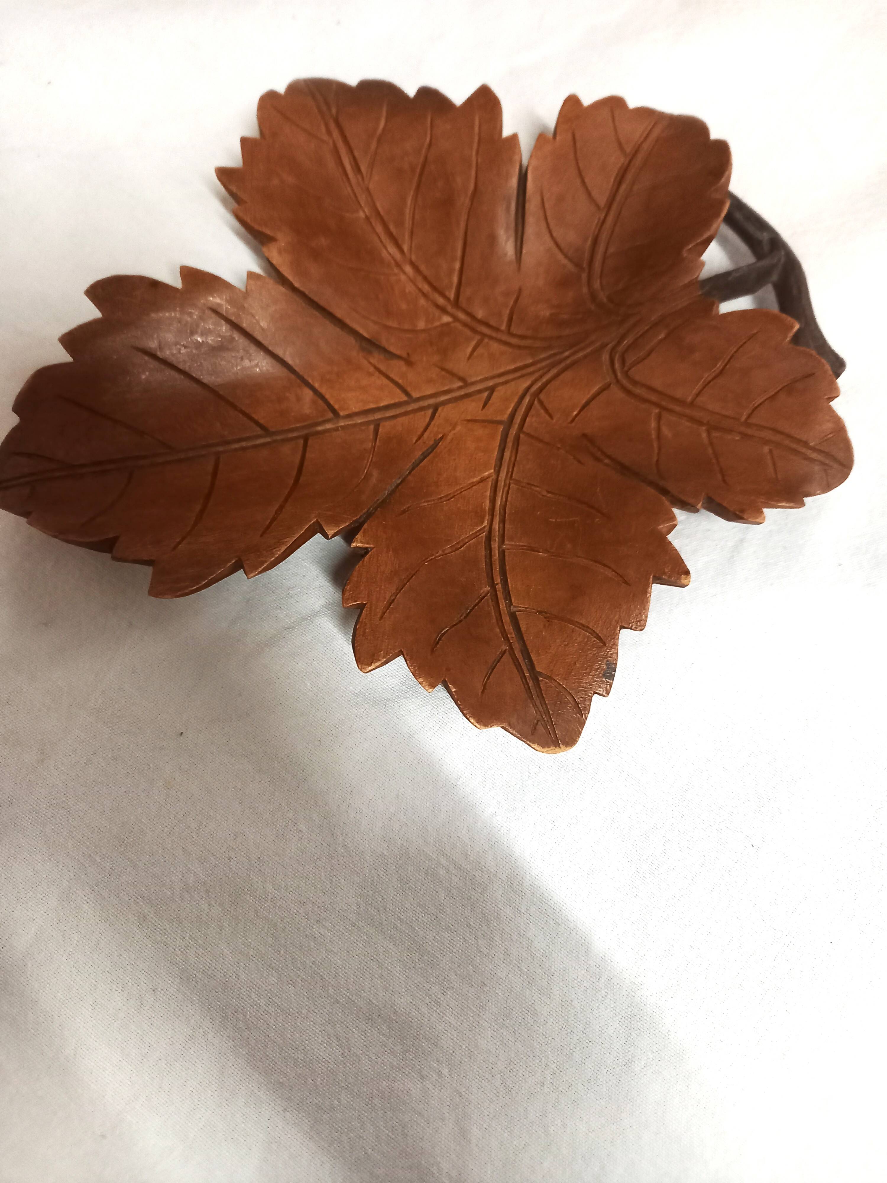 Empty pocket, wooden bowl, vine leaf, craft, vintage