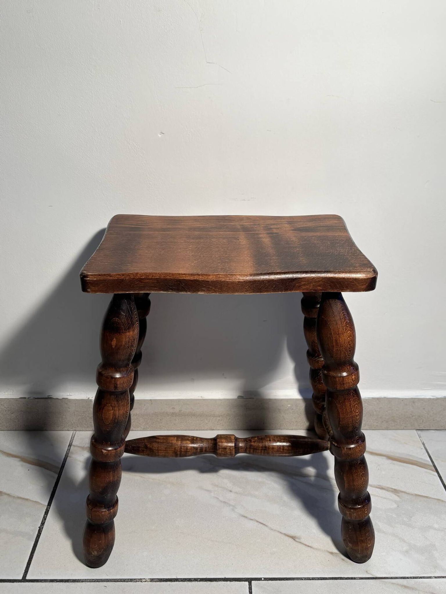 Vintage low stool in solid wood with turned legs – 1950