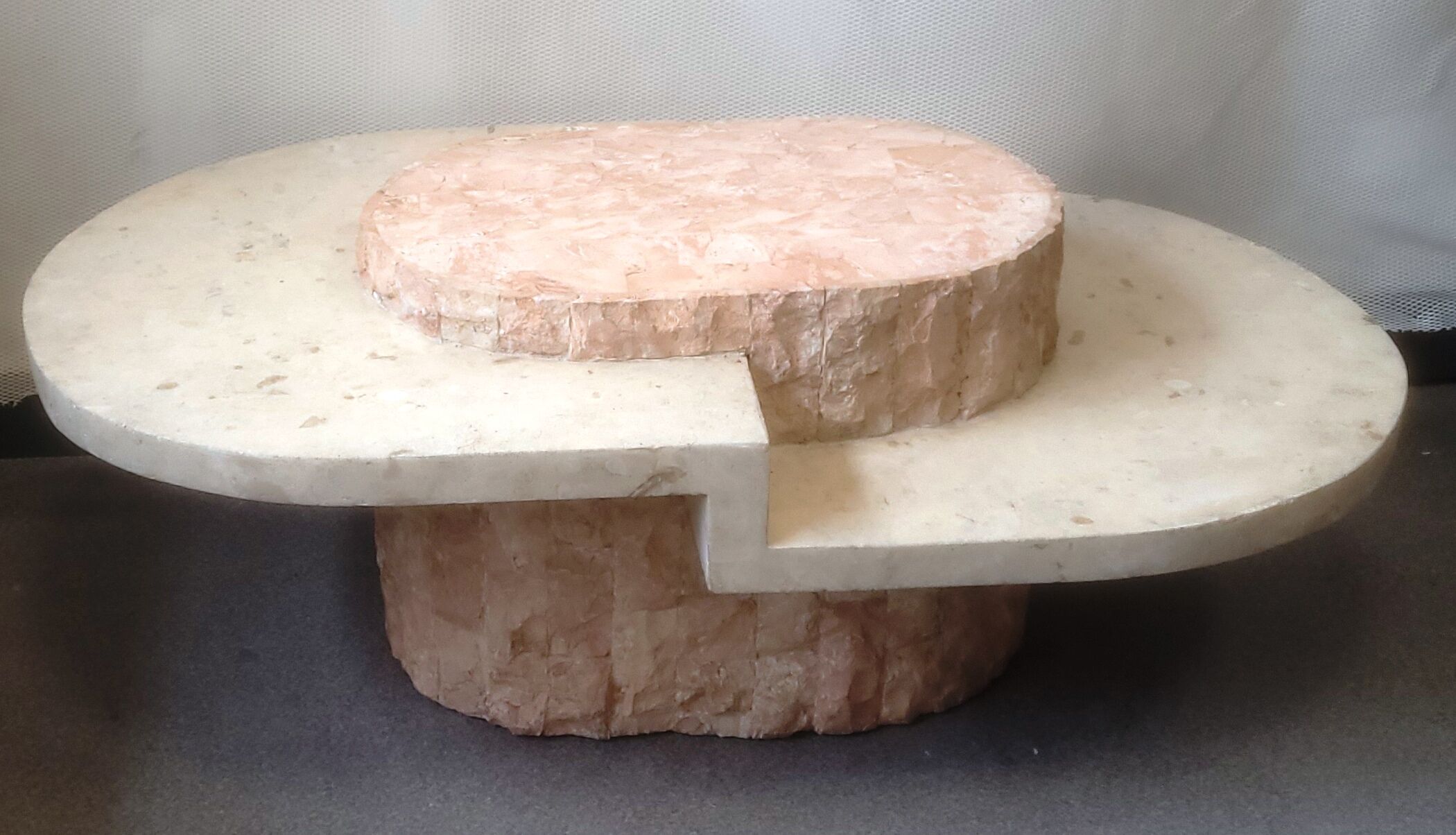 Table basse ovale en pierre plaque de marbre Mactan de Magnussen Ponte