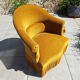 Fauteuil crapaud en velours ocre