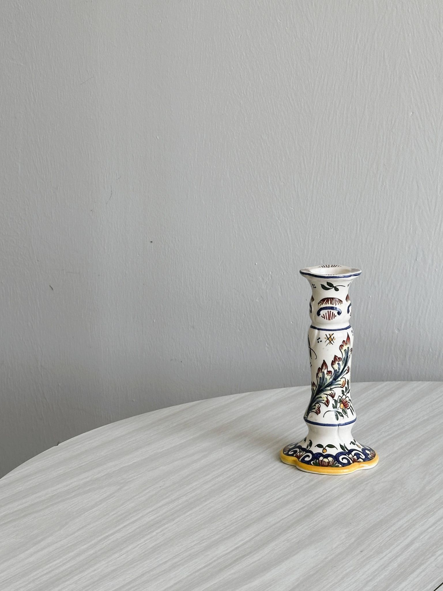Bougeoir en faïence de Desvres, décor floral peint à la main.