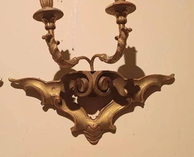Paire de appliques murales antiques en bois doré du 19ème siècle.