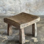 Tabouret d'appoint en teck massif carré assise courbée