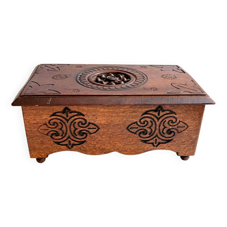 Boîte en bois sculpté de style breton, décor celte traditionnel
