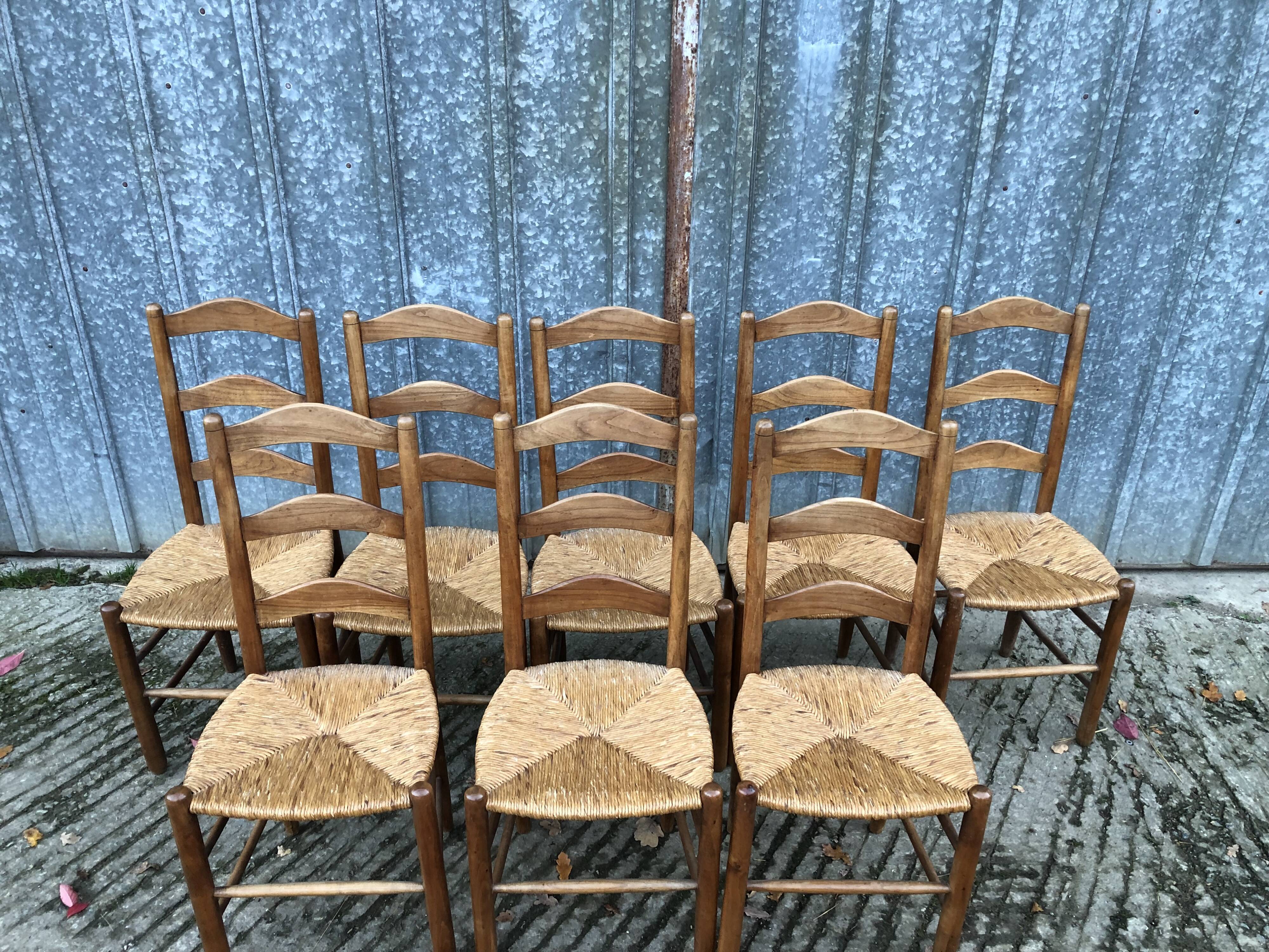 8 Chaises  anciennes vendéennes paillées en cerisier massif.