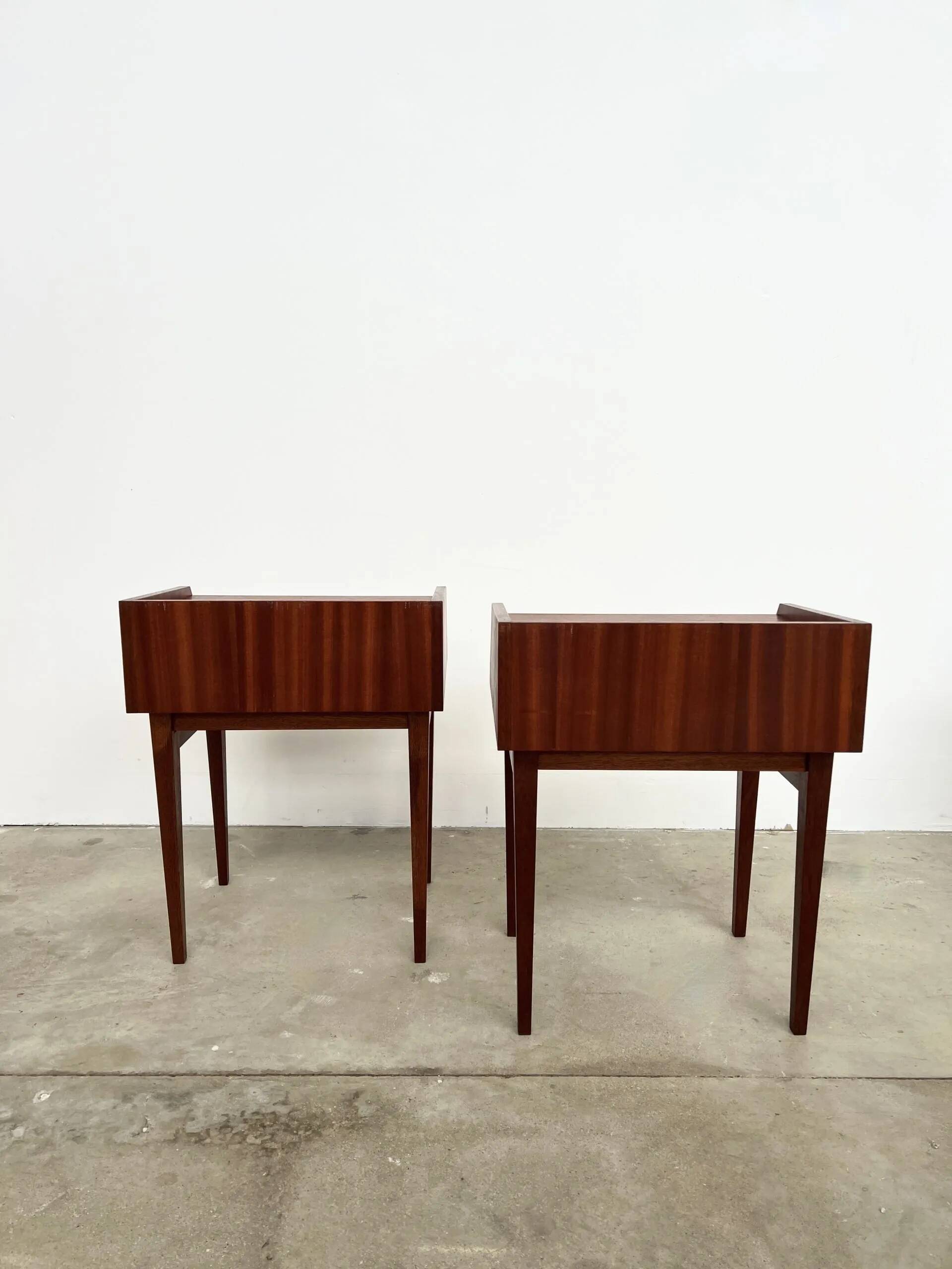Vintage teak bedside tables (H53cm) – minimalist design and open niche.