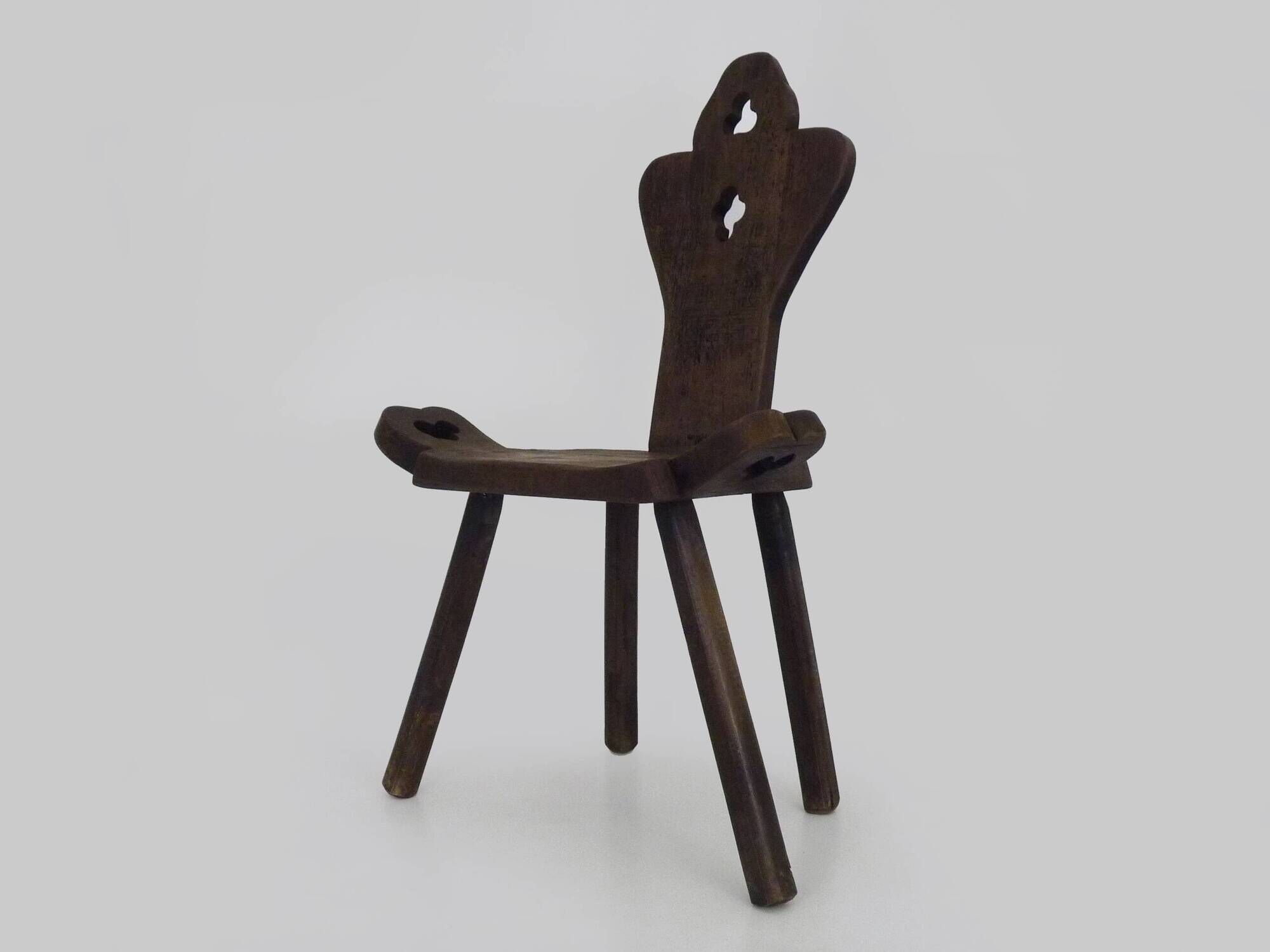 Brutalist tripod chair in raw wood. Solid wood chair. 1960s.