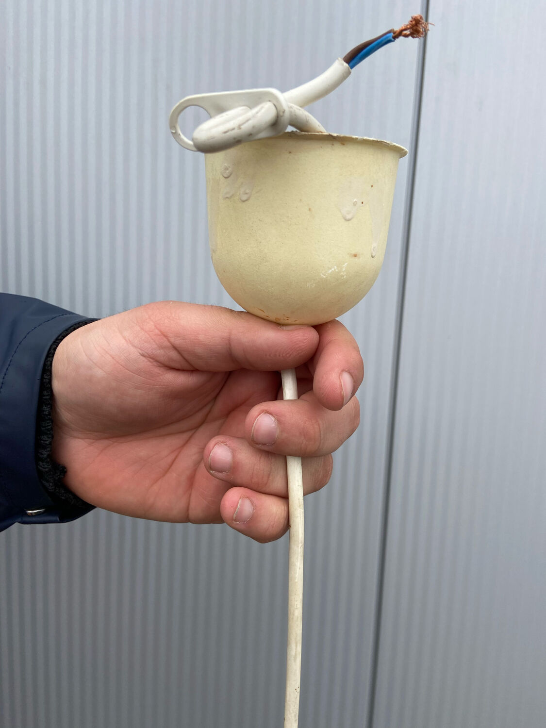 Mother-of-pearl and brass suspension