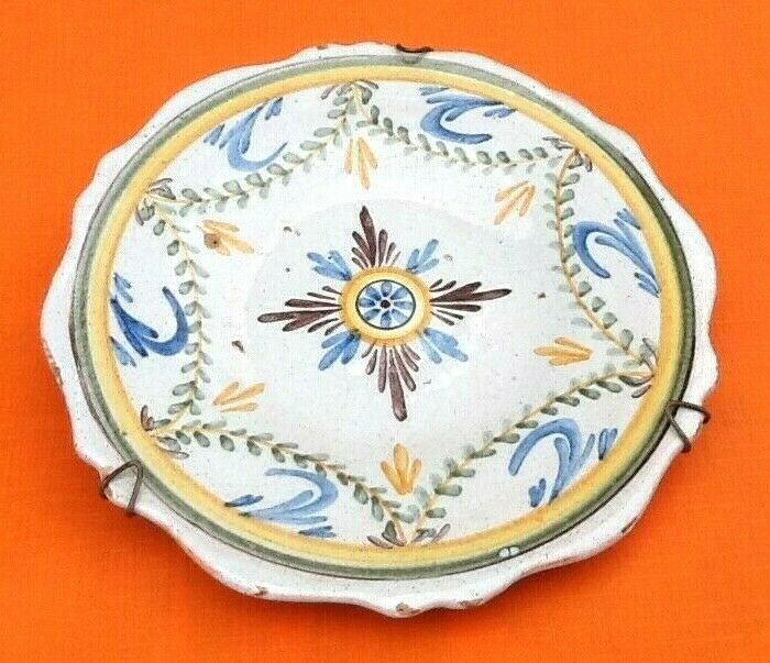 Plate (small format) polychrome earthenware XVIIIth Nevers. Wing godronnée...
