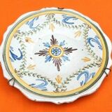 Assiette faïence polychrome XVIIIème Nevers. Aile godronnée...