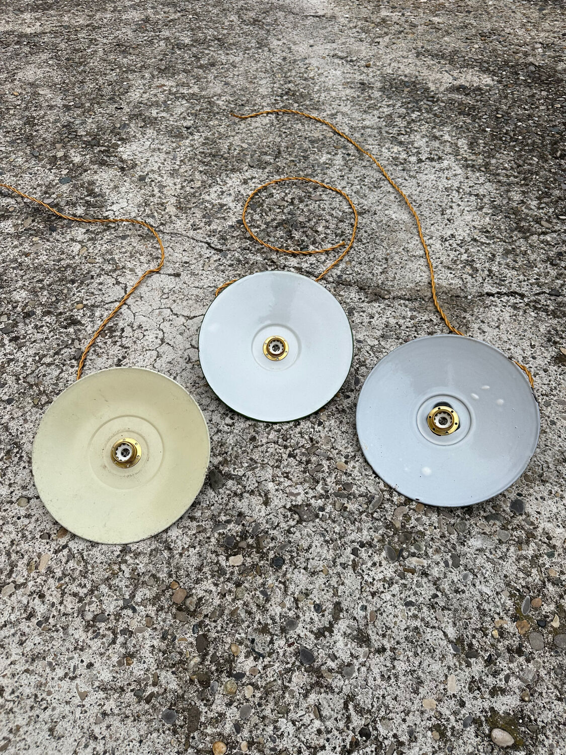 Lot of 3 vintage enamelled sheet metal lampshade pendants, industrial retro farmhouse