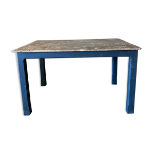 Table avec pieds noirs