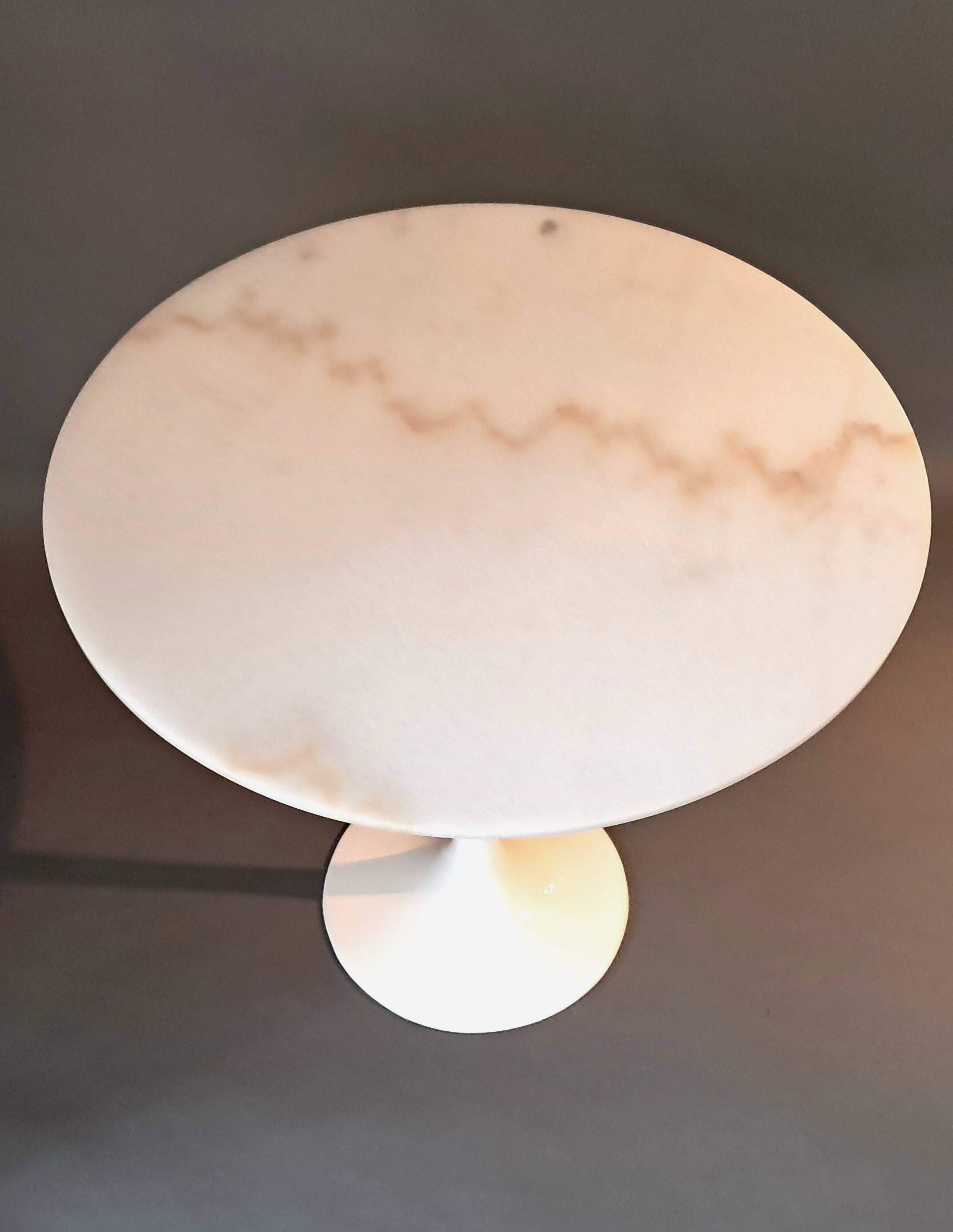 Tulip pedestal table in veined white marble and cast aluminum base, 1970/1980