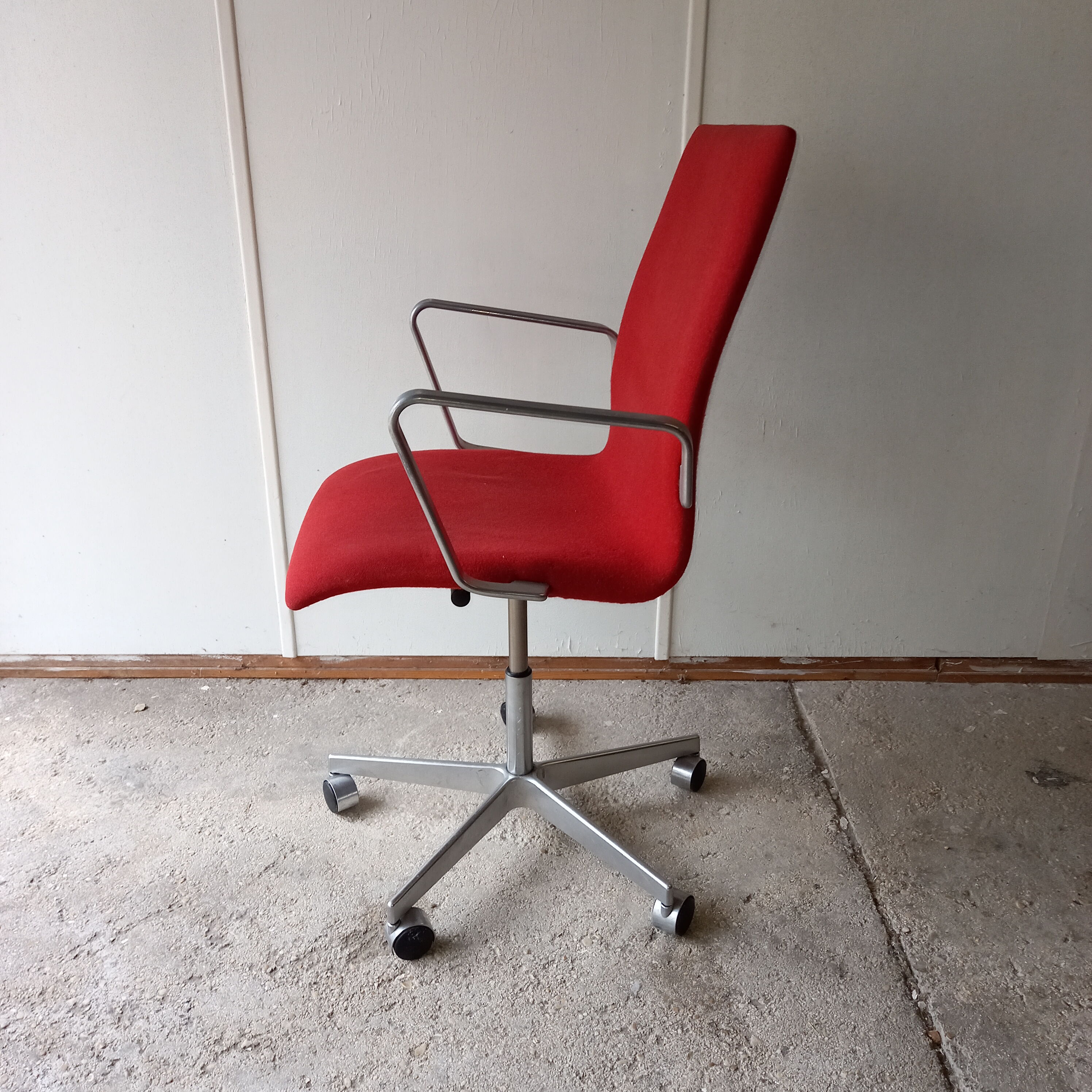 Fritz Hansen's office chair design Arne Jacobsen